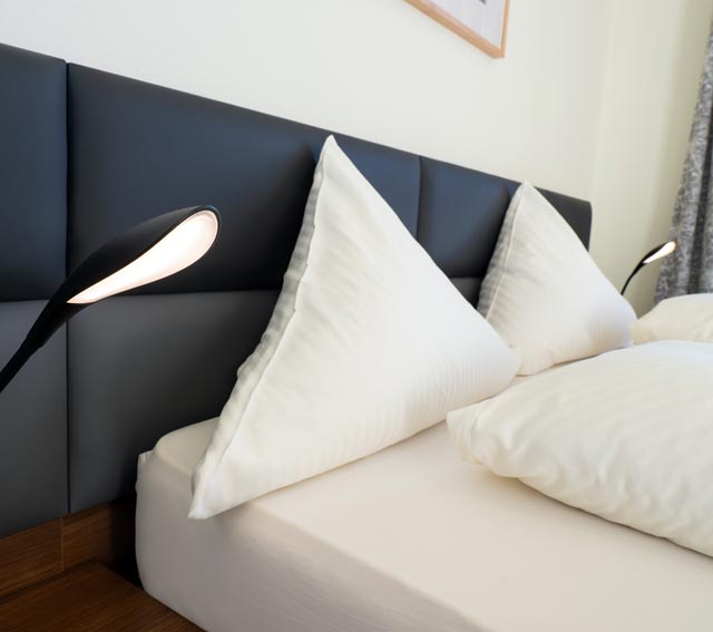 Bett mit Kopfkissen